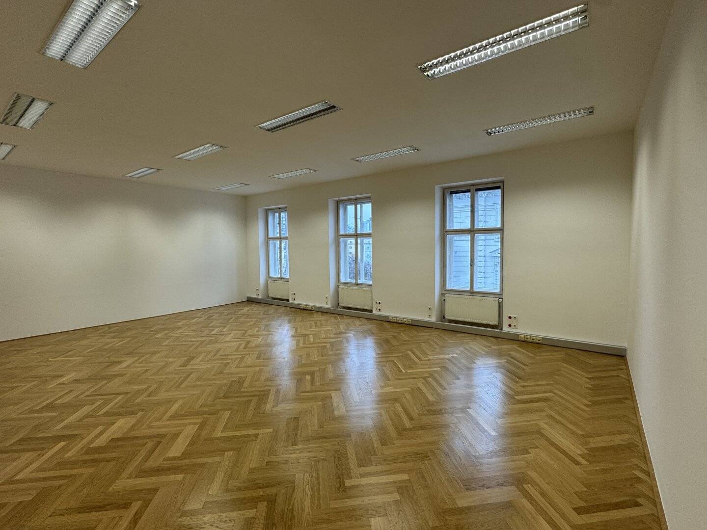 Office space on two levels including generous balcony | Air Conditioning | Rudolfsplatz