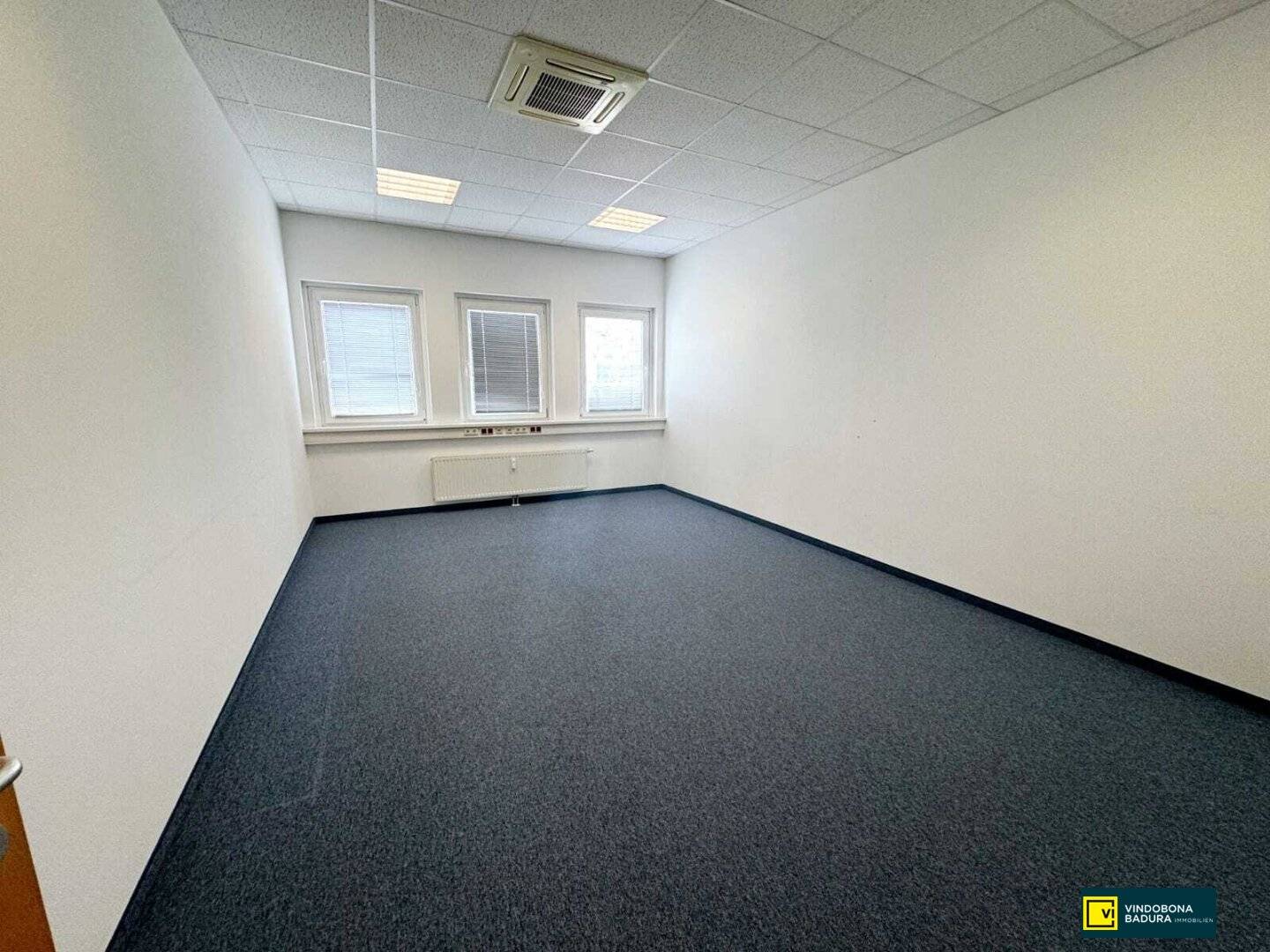 Modern office unit in the immediate vicinity of the subway