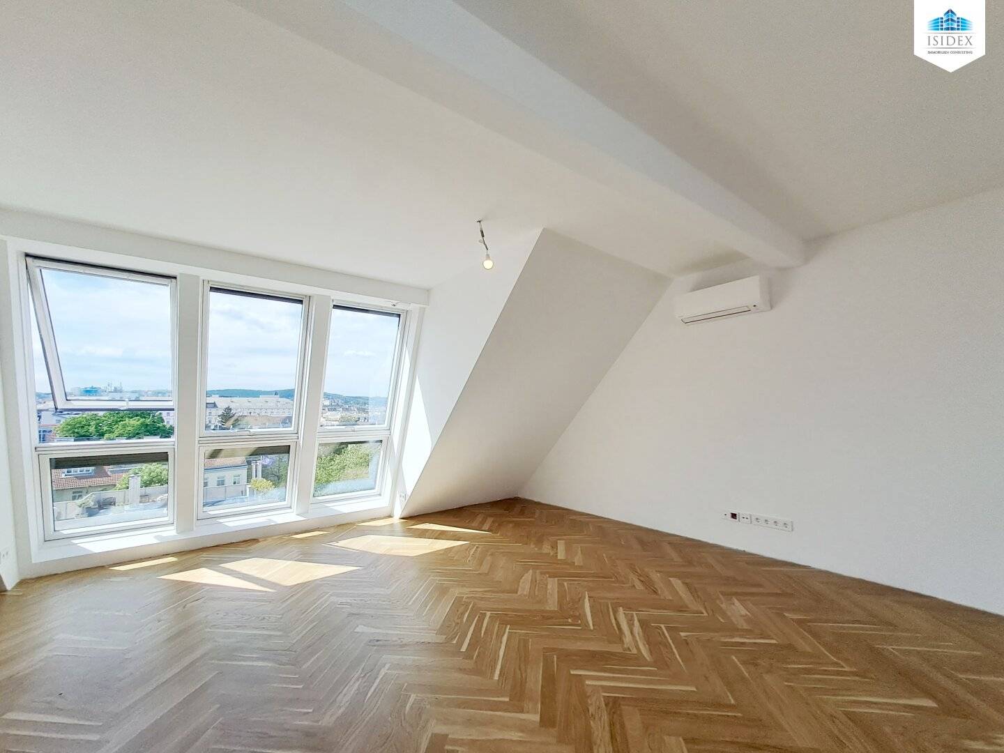 Fulfill your living dream: exclusive attic maisonette to fall in love with