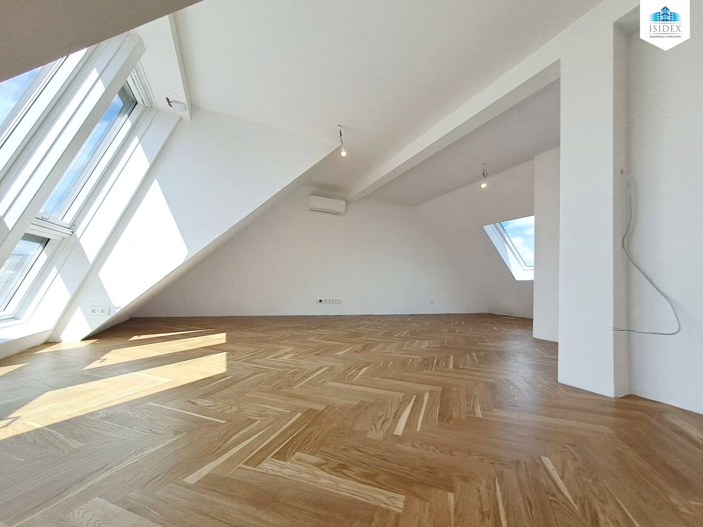 Fulfill your living dream: exclusive attic maisonette to fall in love with