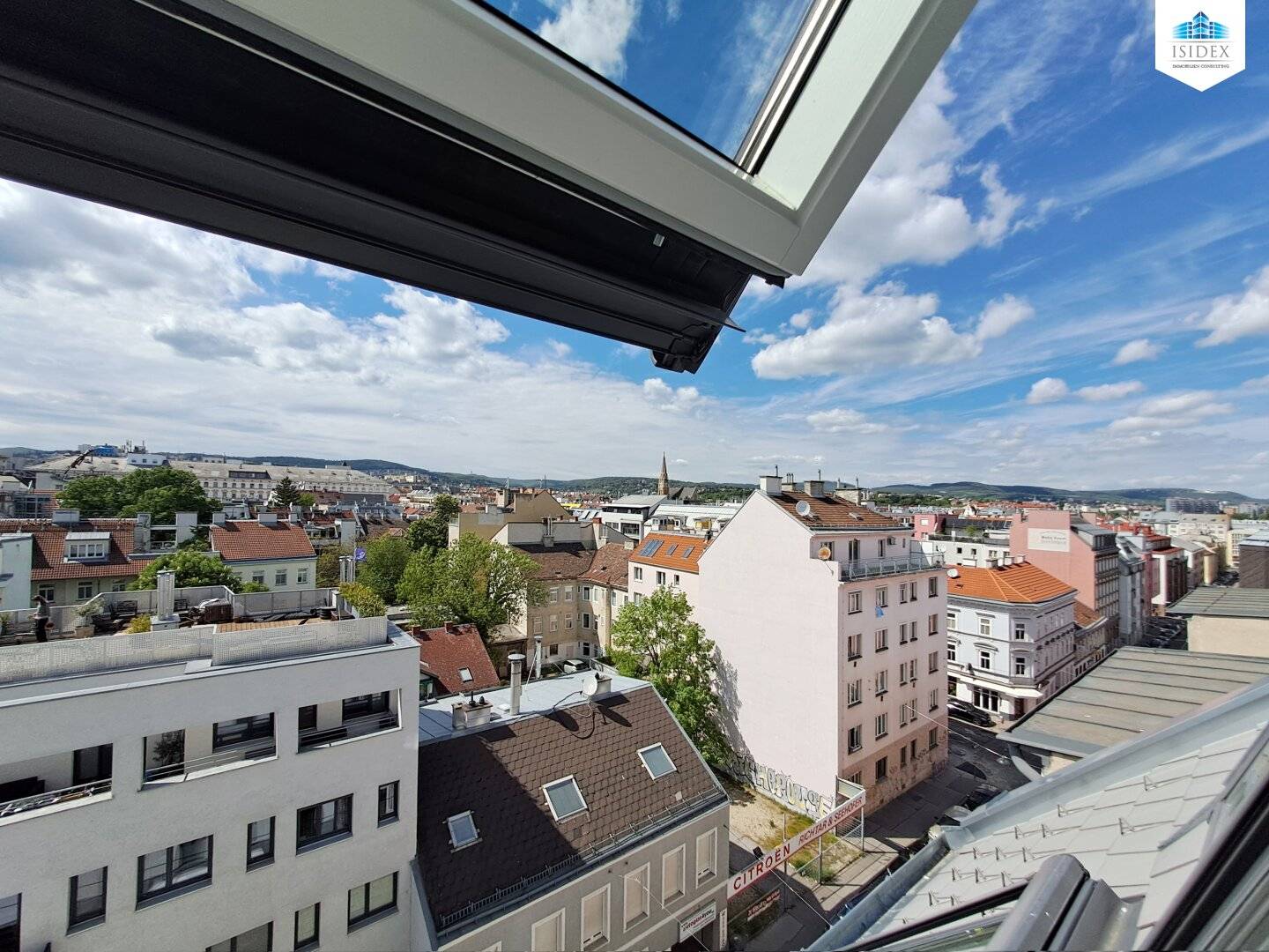 Fulfill your living dream: exclusive attic maisonette to fall in love with