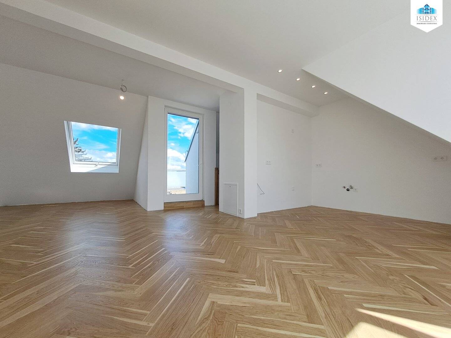 Fulfill your living dream: exclusive attic maisonette to fall in love with