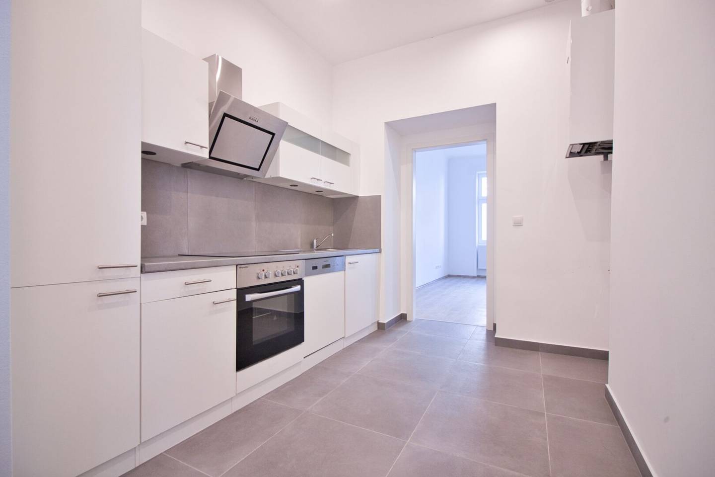 Bright 2 room apartment Separate kitchen Spacious bathroom