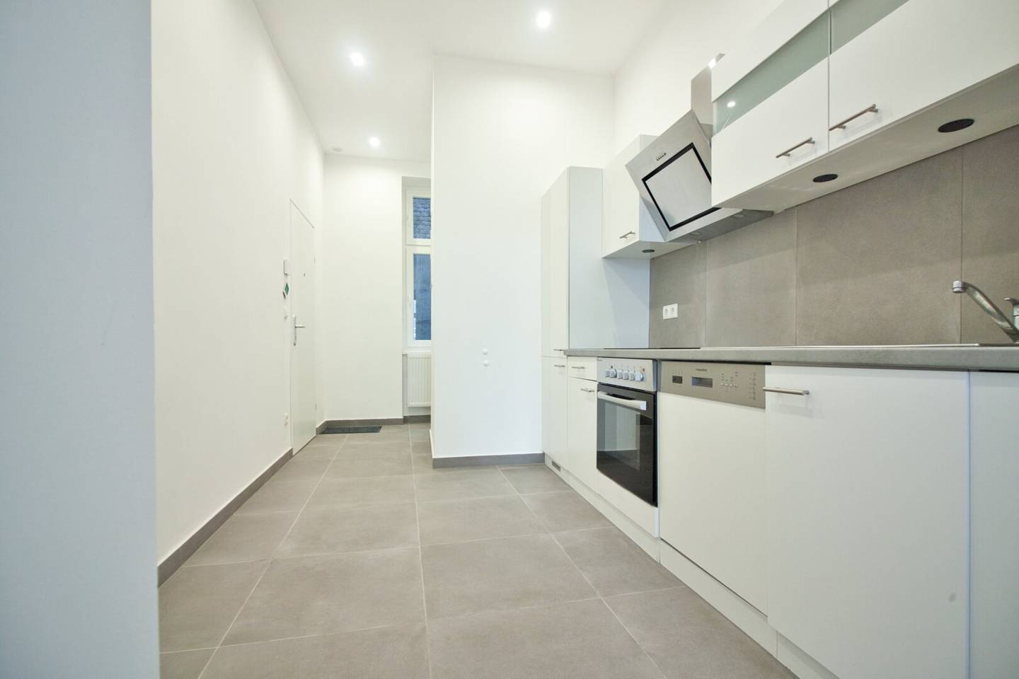 Bright 2 room apartment Separate kitchen Spacious bathroom