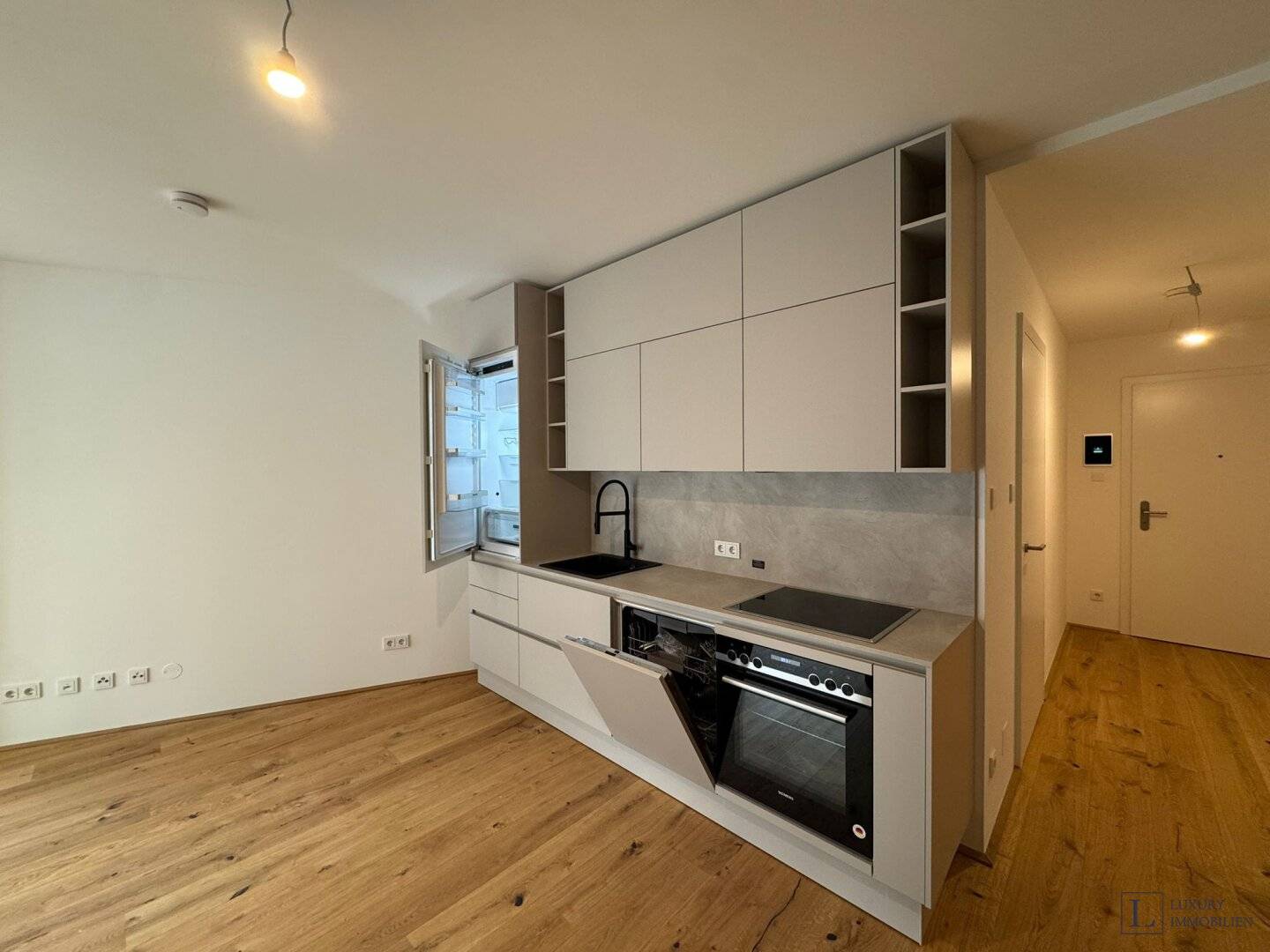 First occupancy: Cozy studio on the Donaukanal in a luxurious historic building in a luxurious historic building? wait