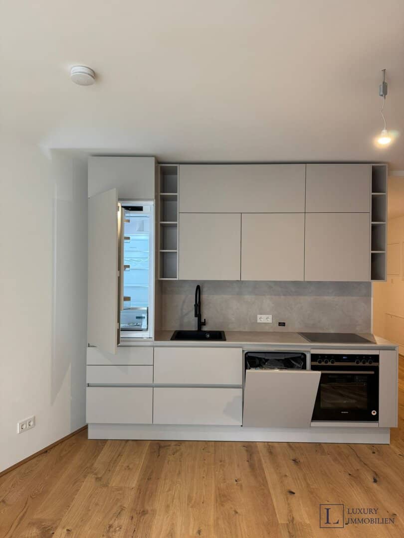 First occupancy: Cozy studio on the Donaukanal in a luxurious historic building in a luxurious historic building? wait