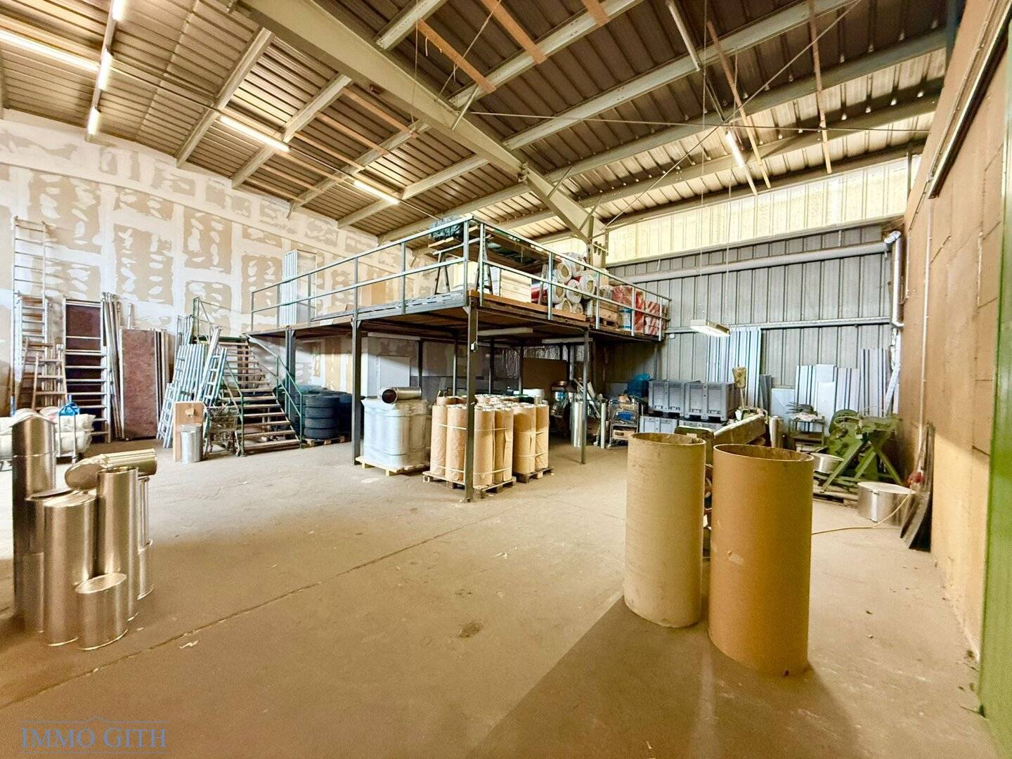 Approximately 390 m² hall / workshop with open space in 2345 Brunn am Gebirge for rent