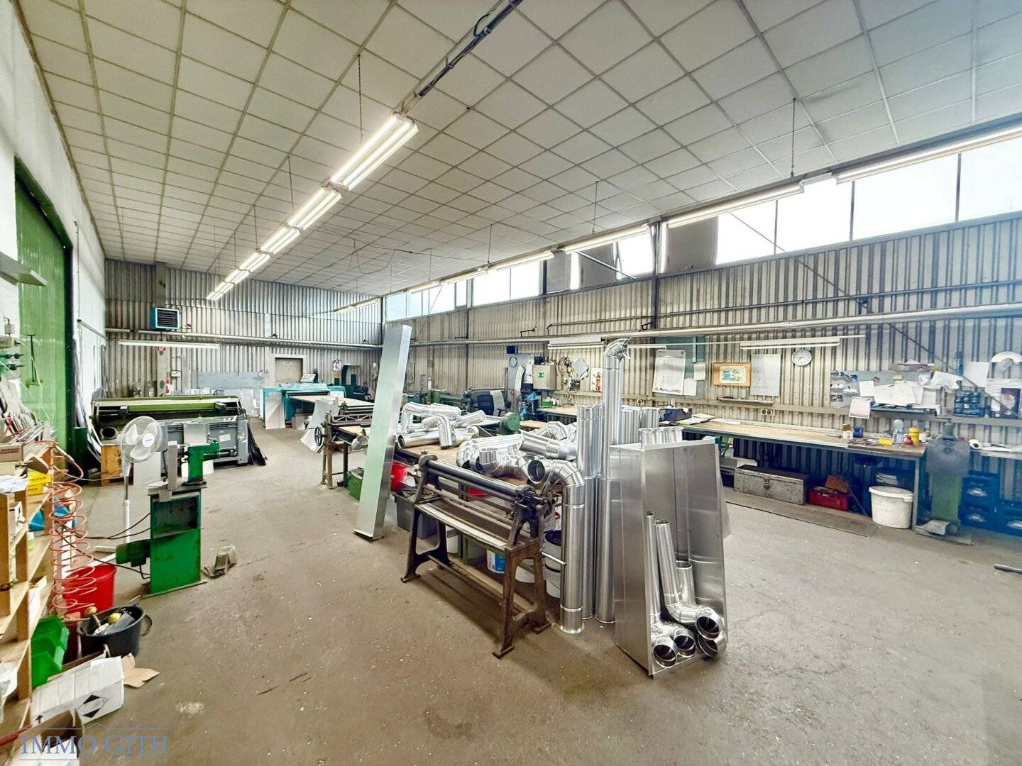 Approximately 390 m² hall / workshop with open space in 2345 Brunn am Gebirge for rent