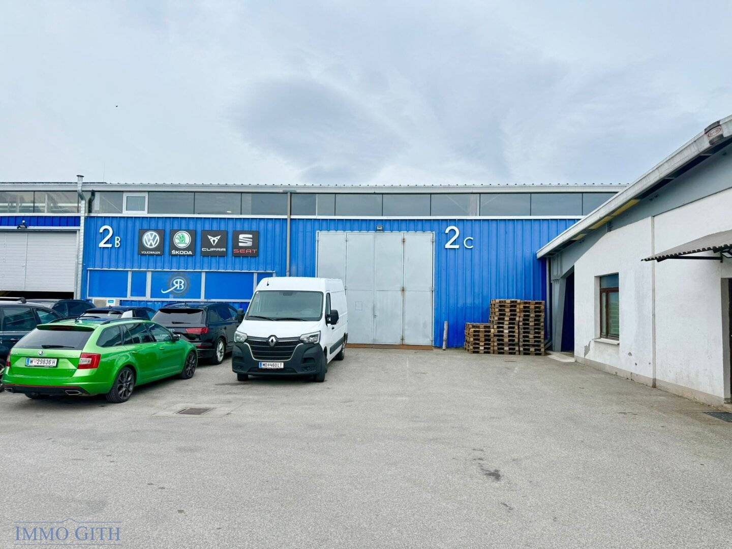 Approximately 390 m² hall / workshop with open space in 2345 Brunn am Gebirge for rent