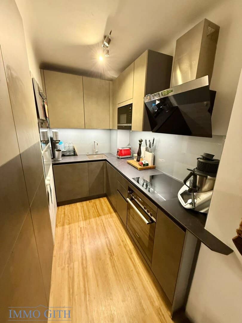 Very bright quiet and very well maintained attic maisonette with private roof terrace – near Maurer Hauptplatz for sale
