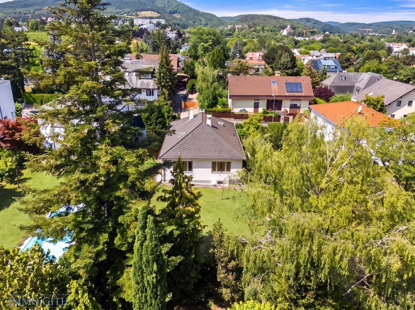 BÜRO / ORDINATION / PRAXIS IN RUHIGER LAGE – RENOVIERTE FLÄCHE MIT KELLER IN PERCHTOLDSDORF ZU MIETEN!