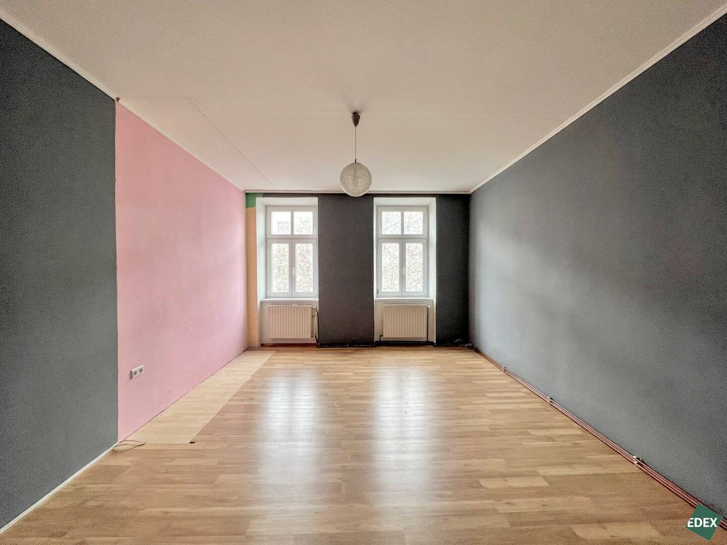 Altbau apartment with design potential near U1 Keplerplatz