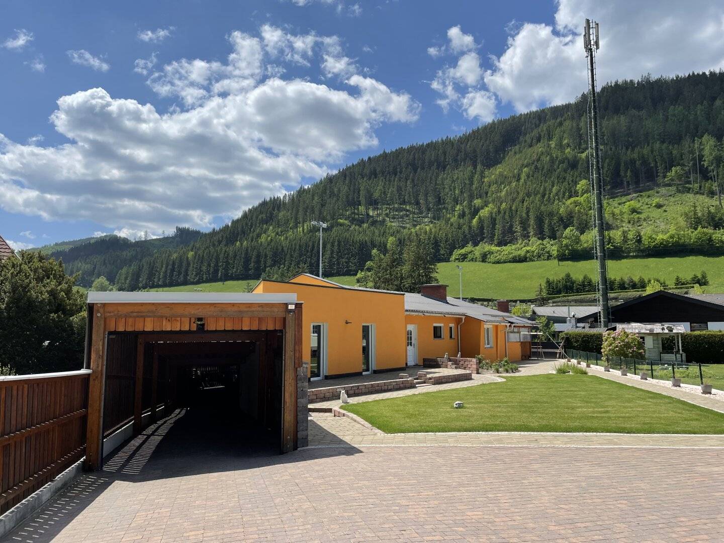 TOLLE LIEGENSCHAFT mit großzügigen LAGERFLÄCHEN - Ausbau zusätzlicher WOHNEINHEITEN möglich!