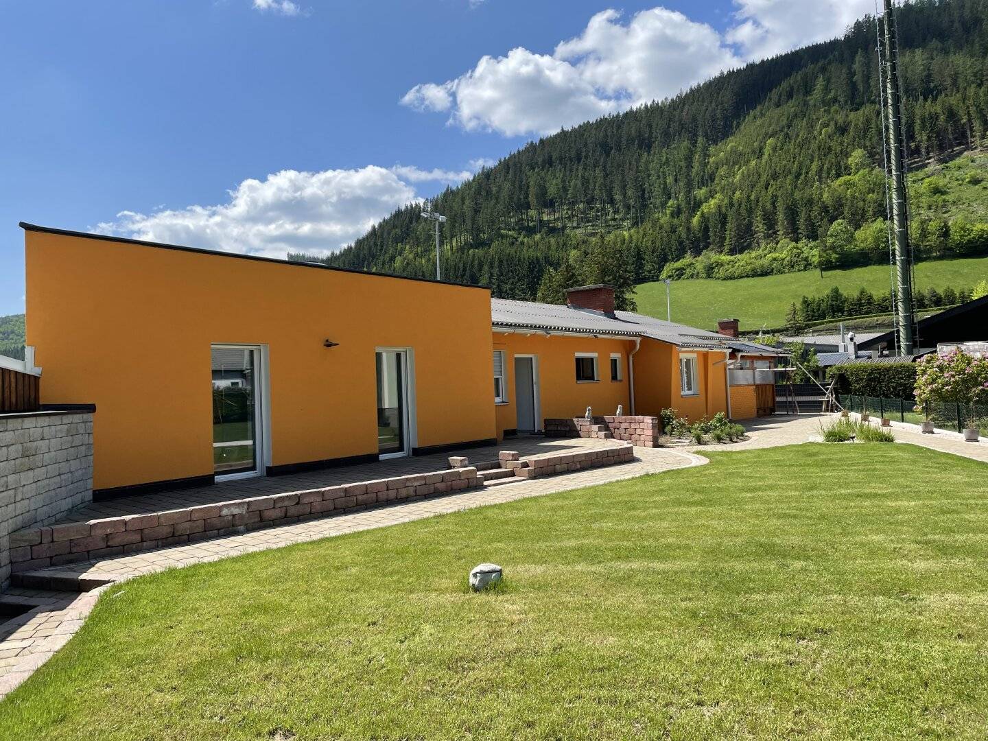 TOLLE LIEGENSCHAFT mit großzügigen LAGERFLÄCHEN - Ausbau zusätzlicher WOHNEINHEITEN möglich!