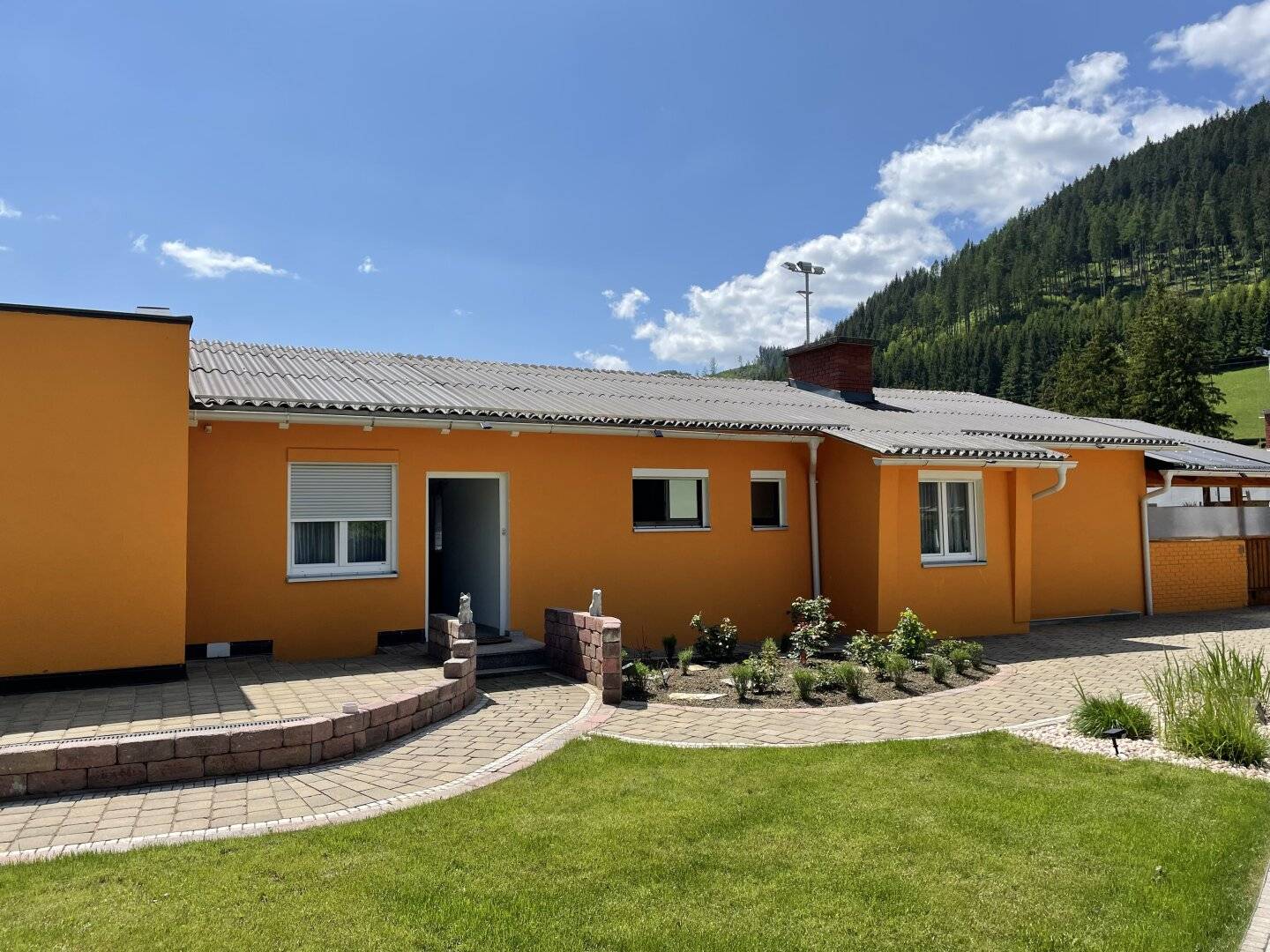 TOLLE LIEGENSCHAFT mit großzügigen LAGERFLÄCHEN - Ausbau zusätzlicher WOHNEINHEITEN möglich!