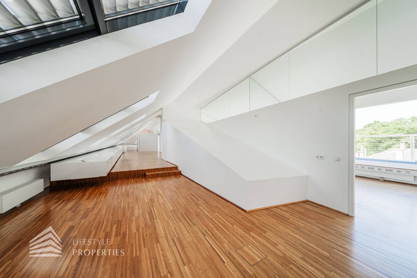 Saniertes 5-Zimmer Büro mit Balkon, Nähe Schloss Belvedere