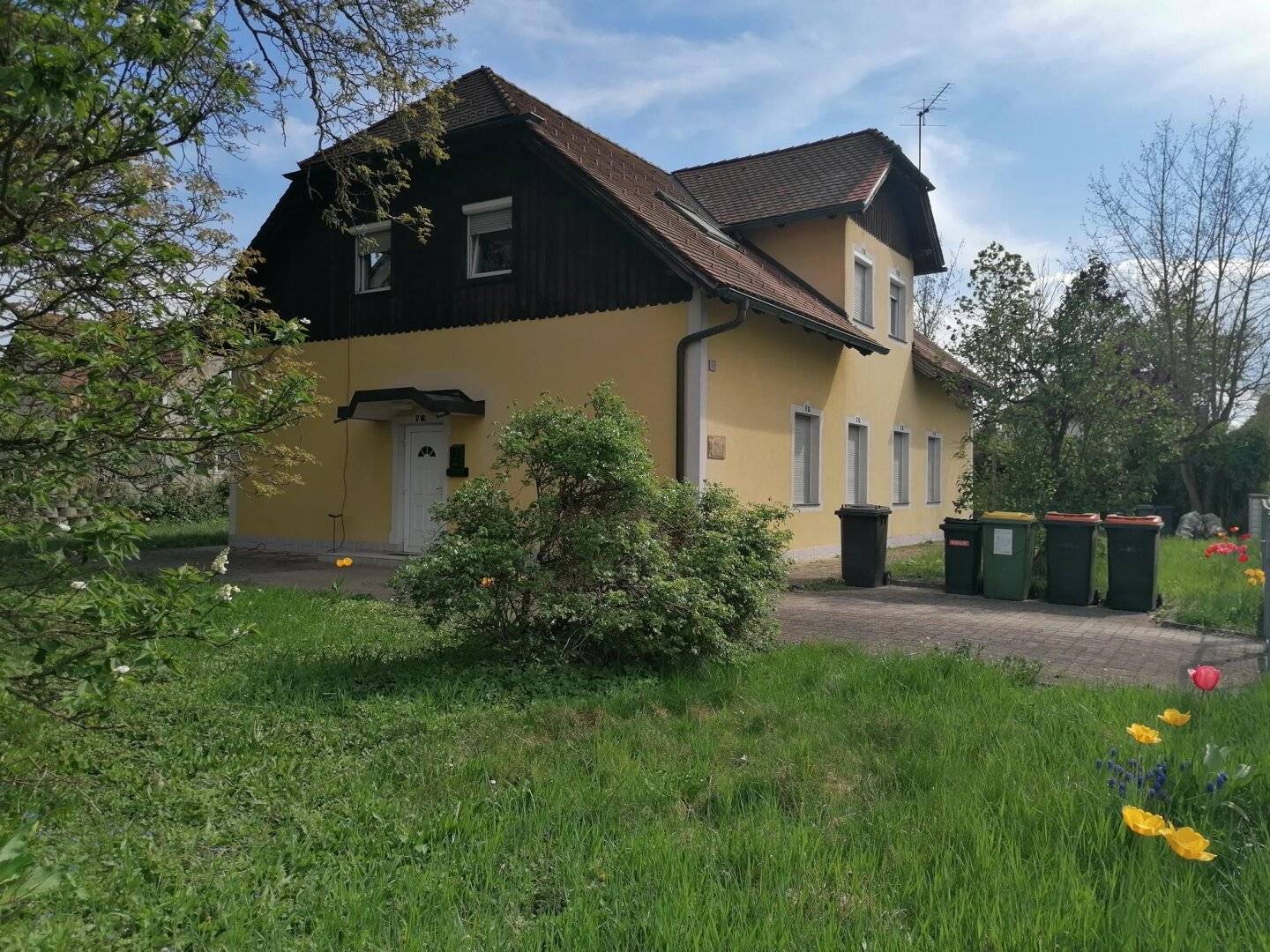 Anlageobjekt in zentraler Lage mit 3 Wohneinheiten, Garten und Garage