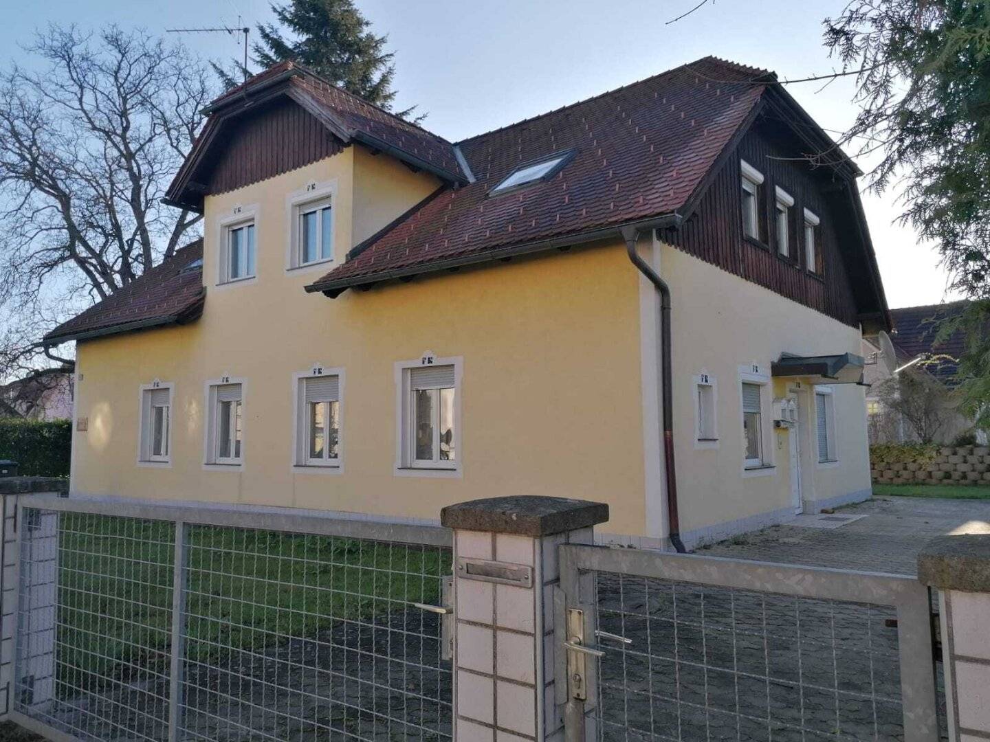 Anlageobjekt in zentraler Lage mit 3 Wohneinheiten, Garten und Garage