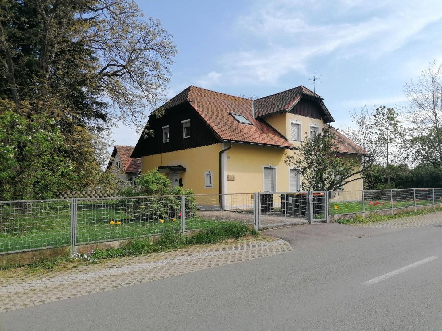 Anlageobjekt in zentraler Lage mit 3 Wohneinheiten, Garten und Garage