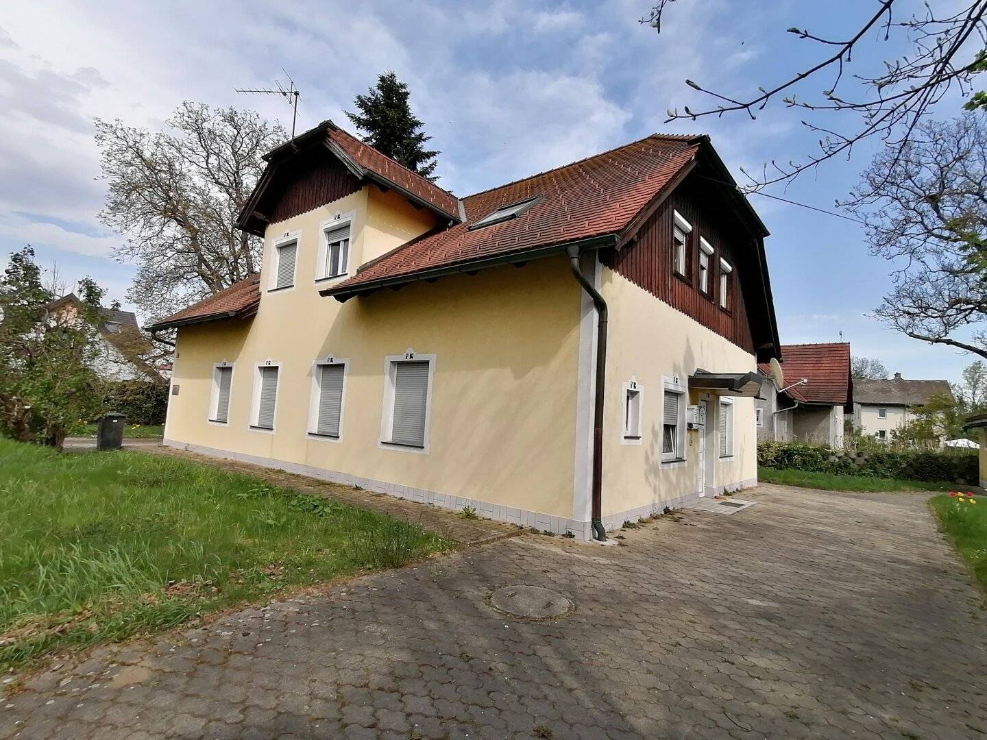 Anlageobjekt in zentraler Lage mit 3 Wohneinheiten, Garten und Garage