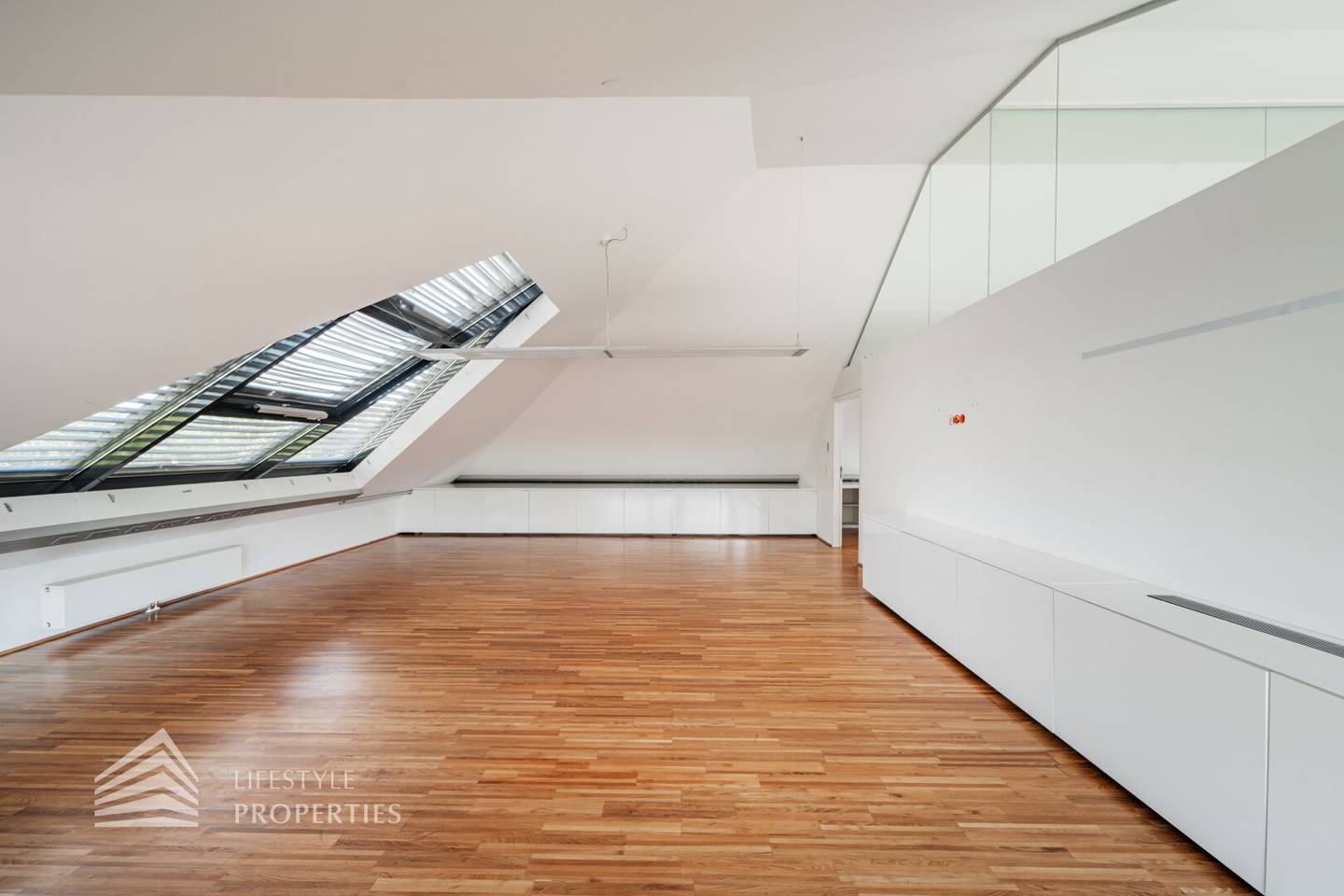Generalsaniertes 5-Zimmer Büro mit Balkon, Nähe Schloss Belvedere