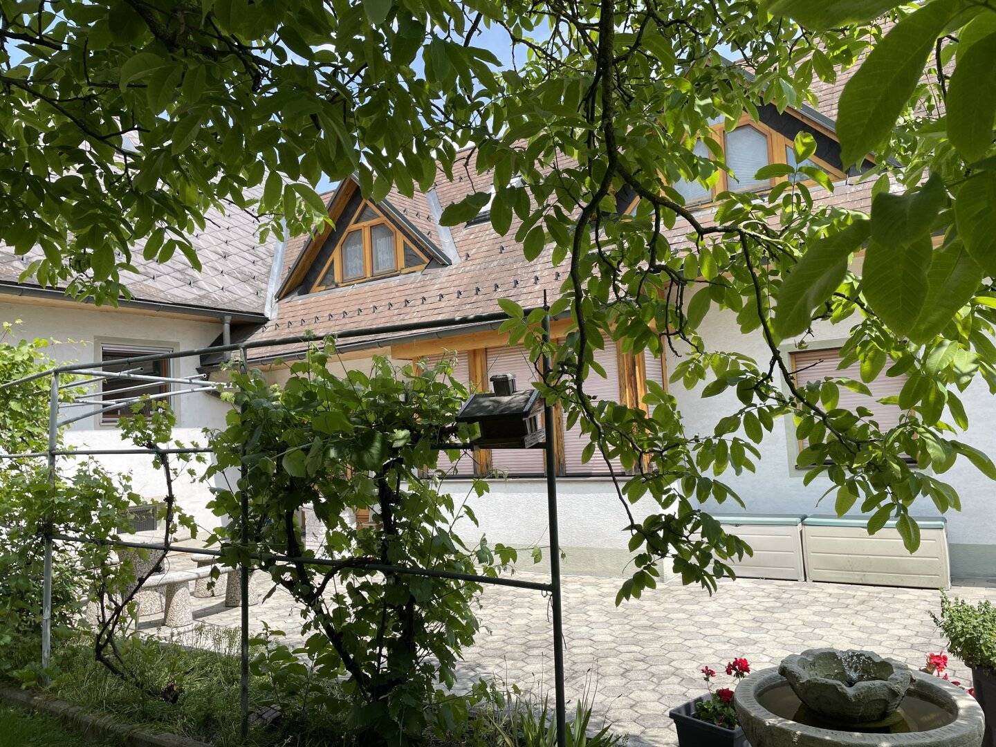 Haus mit Pool in sonnendurchfluteten Garten zu verkaufen!