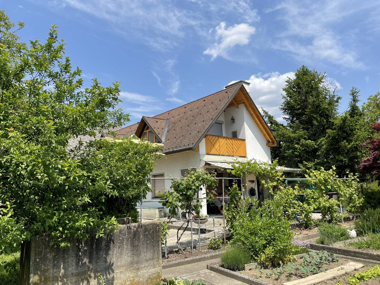Haus mit Pool in sonnendurchfluteten Garten zu verkaufen!