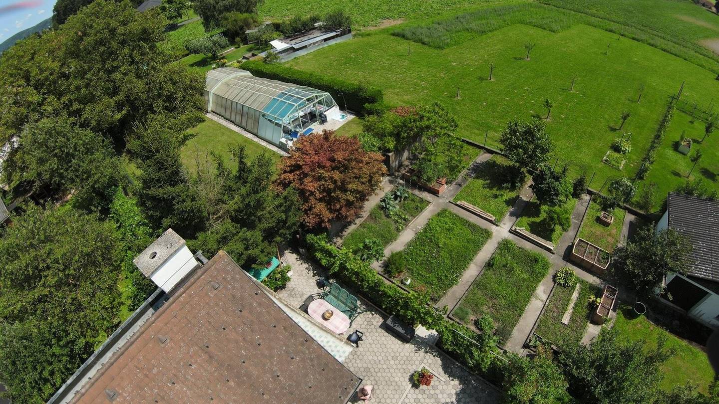 Haus mit Pool in sonnendurchfluteten Garten zu verkaufen!
