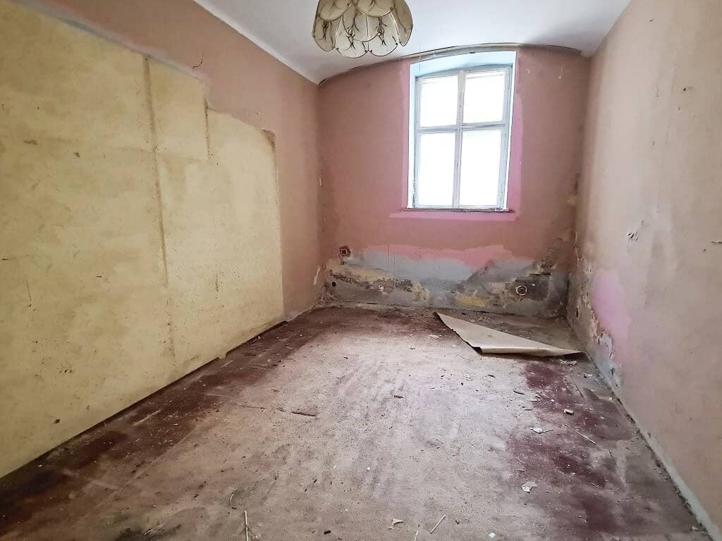 ROCHUSMARKT-NÄHE, 32 m² storage space, 4 rooms, electricity and water connection, elevator available, basement, Geusaugasse","de":"ROCHUSMARKT-NÄHE, 32 m² Lagerfläche, 4 Räume, Strom-Wasseranschluss, Aufzug vorhanden, Kellergeschoß, Geusaugasse"