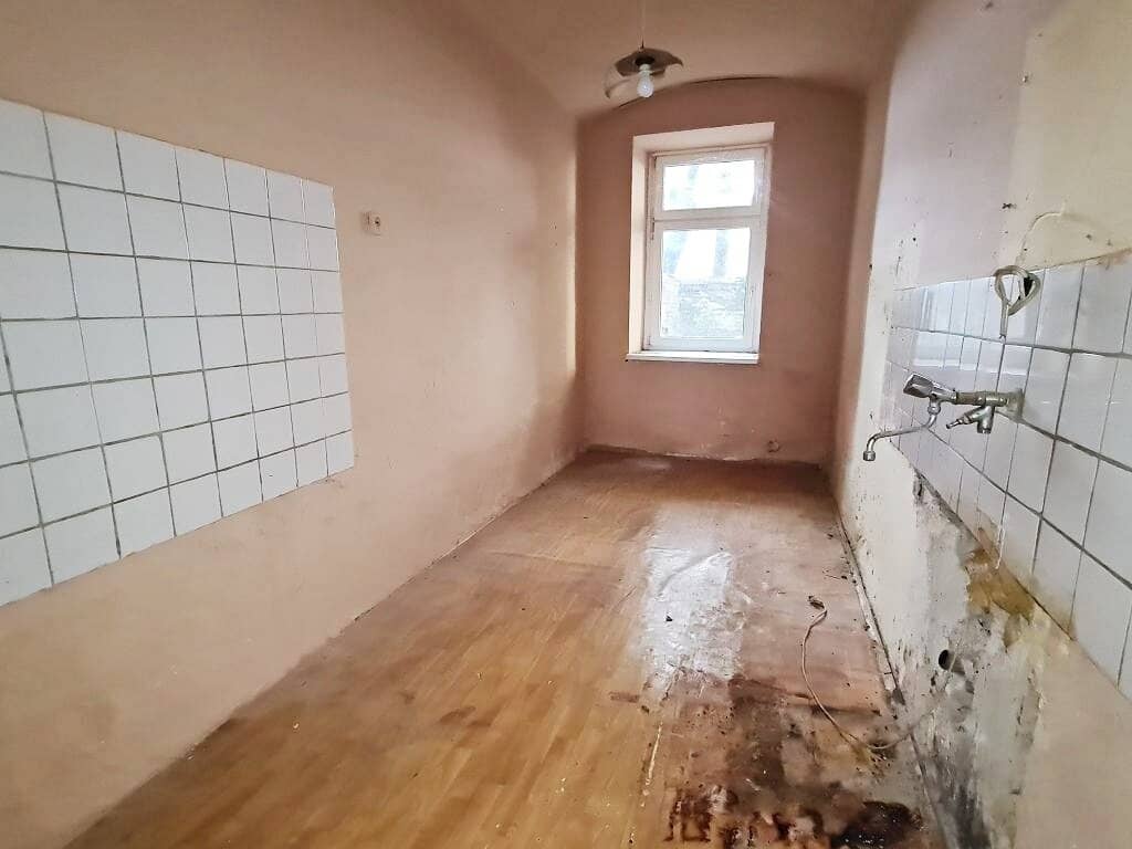 ROCHUSMARKT-NÄHE, 32 m² storage space, 4 rooms, electricity and water connection, elevator available, basement, Geusaugasse","de":"ROCHUSMARKT-NÄHE, 32 m² Lagerfläche, 4 Räume, Strom-Wasseranschluss, Aufzug vorhanden, Kellergeschoß, Geusaugasse"