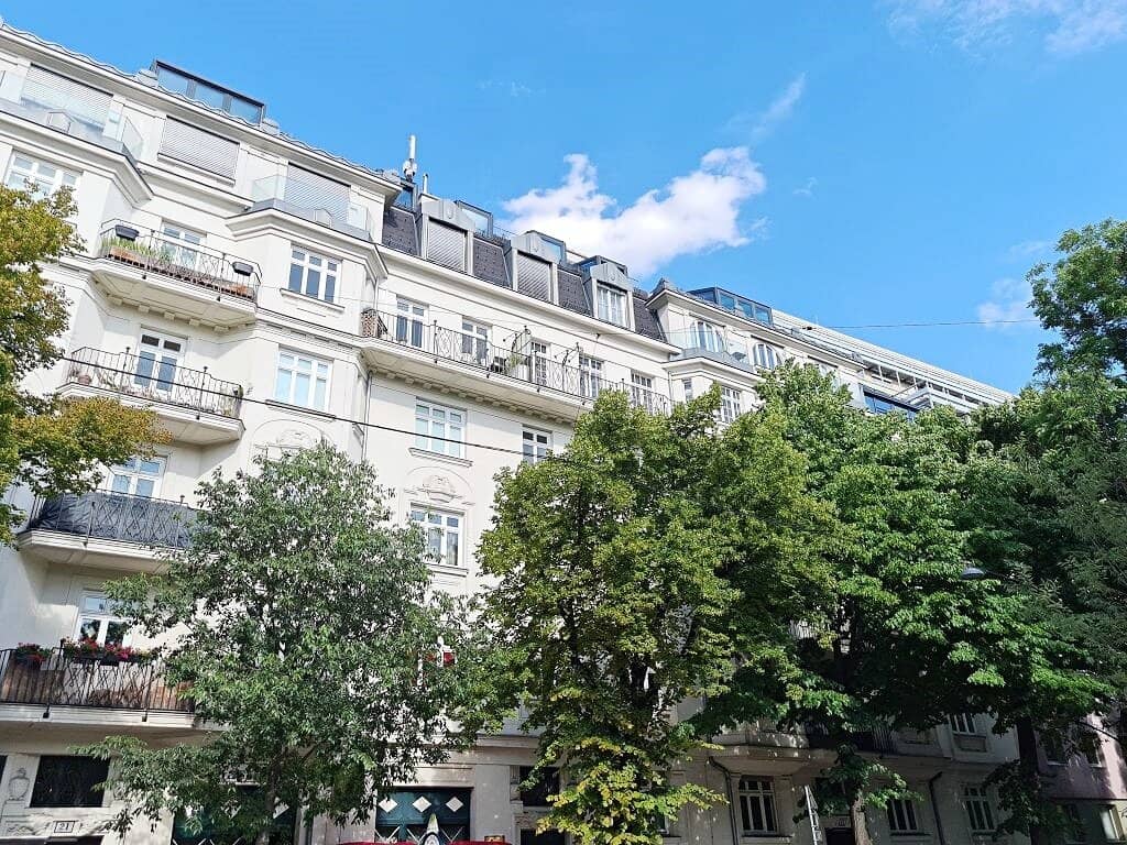 PRATERCOTTAGE, 137 m² old building apartment, 4 rooms, kitchen, bath with bathtub, parquet floors, WG suitable, Schüttelstraße