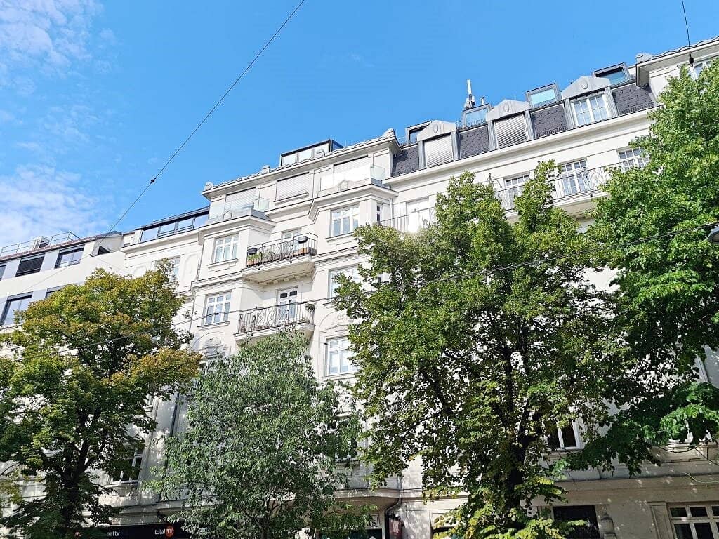 PRATERCOTTAGE, 137 m² old building apartment, 4 rooms, kitchen, bath with bathtub, parquet floors, WG suitable, Schüttelstraße