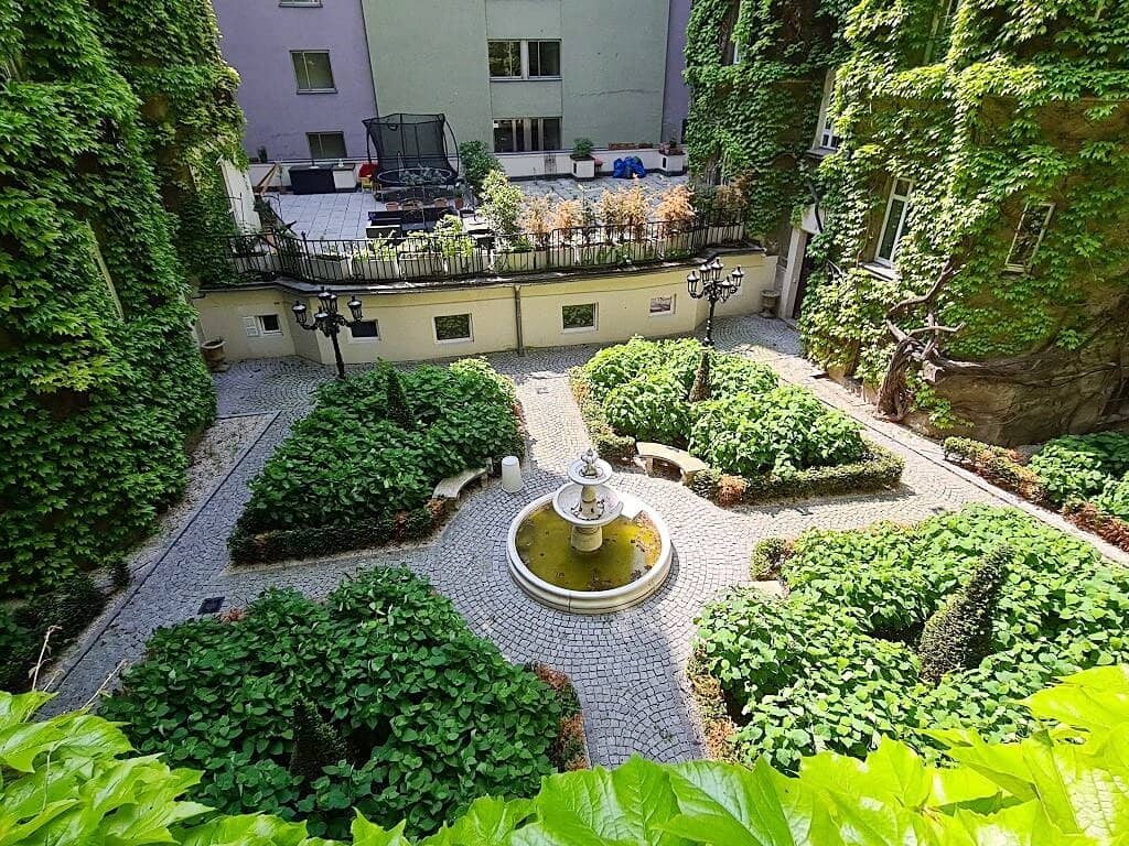 SCHÜTTELSTRASSE, PRATERCOTTAGE, 112 m² old building with balcony, 4 rooms, kitchen, bathtub, parquet, 2nd floor with lift, Danube Canal