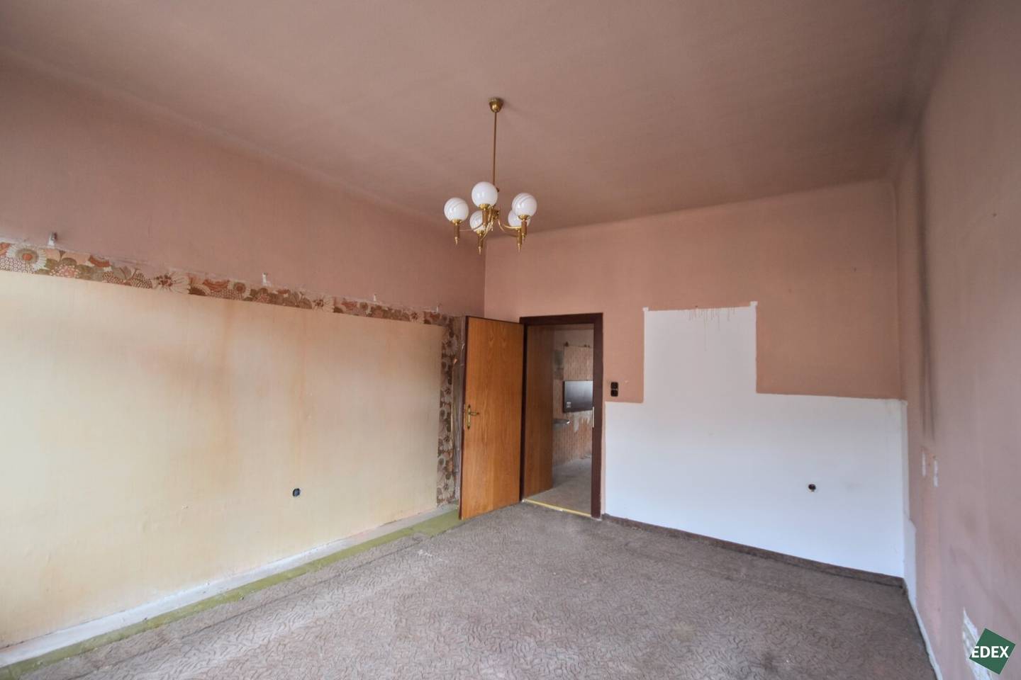 Altbau apartment with renovation potential on the 3rd floor
