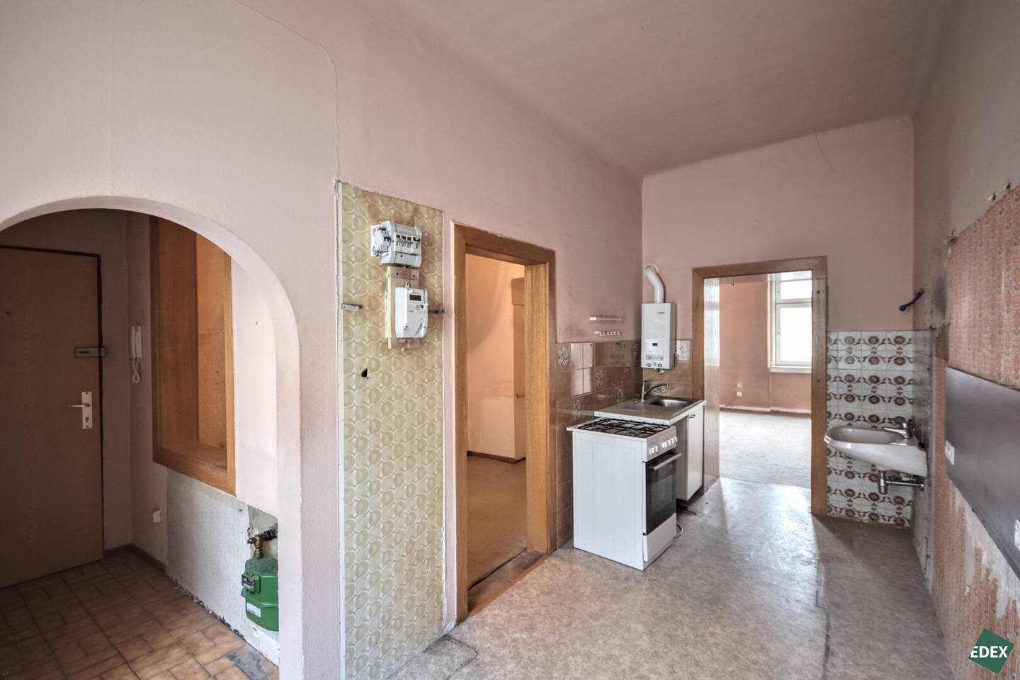 Altbau apartment with renovation potential on the 3rd floor