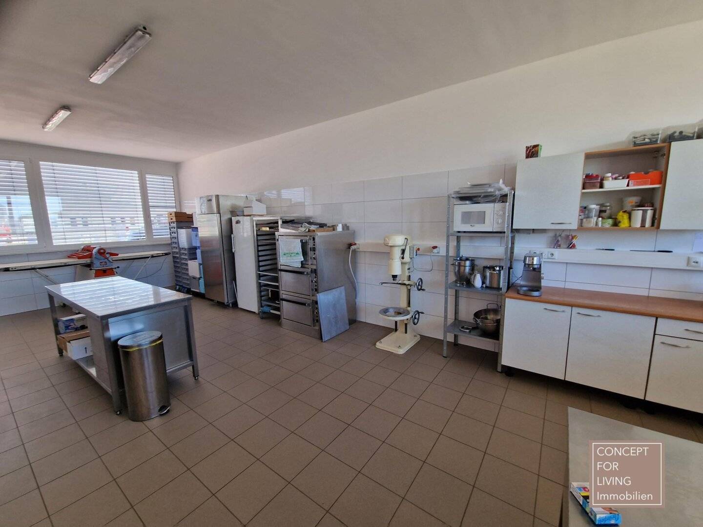 Commercial premises. Warehouse. Office. Production area /// 435 m² hall on a 2,425 m² plot. Rent and purchase possible. Mistelbach pure_living