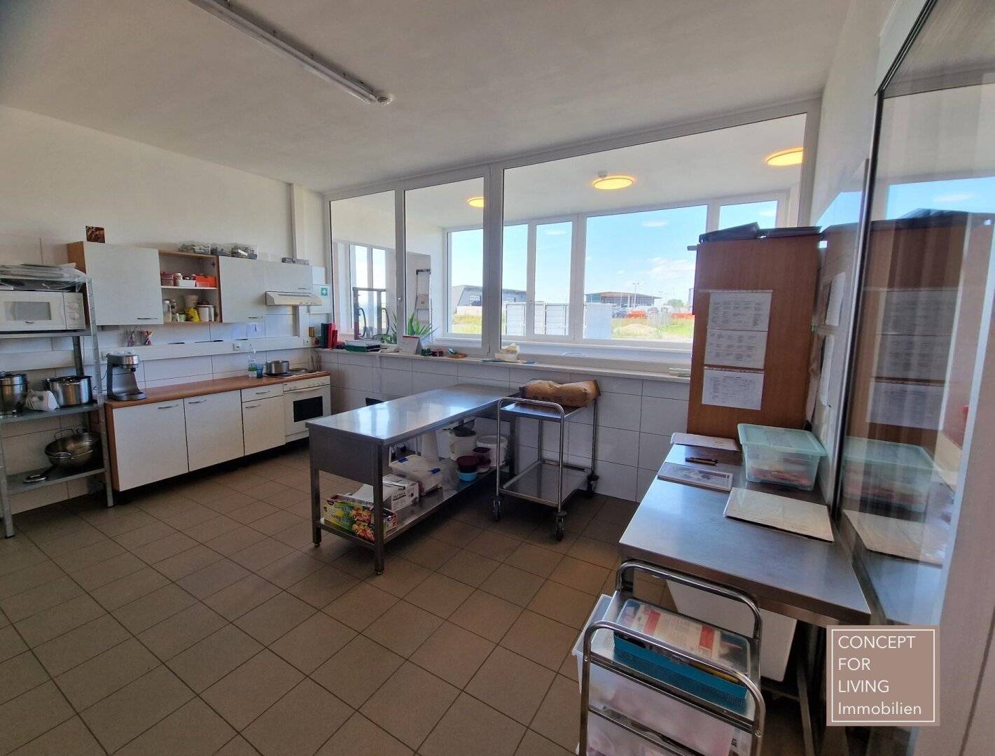 Commercial premises. Warehouse. Office. Production area /// 435 m² hall on a 2,425 m² plot. Rent and purchase possible. Mistelbach pure_living