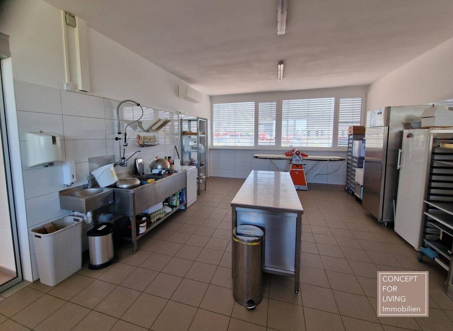 Commercial premises. Warehouse. Office. Production area /// 435 m² hall on a 2,425 m² plot. Rent and purchase possible. Mistelbach pure_living