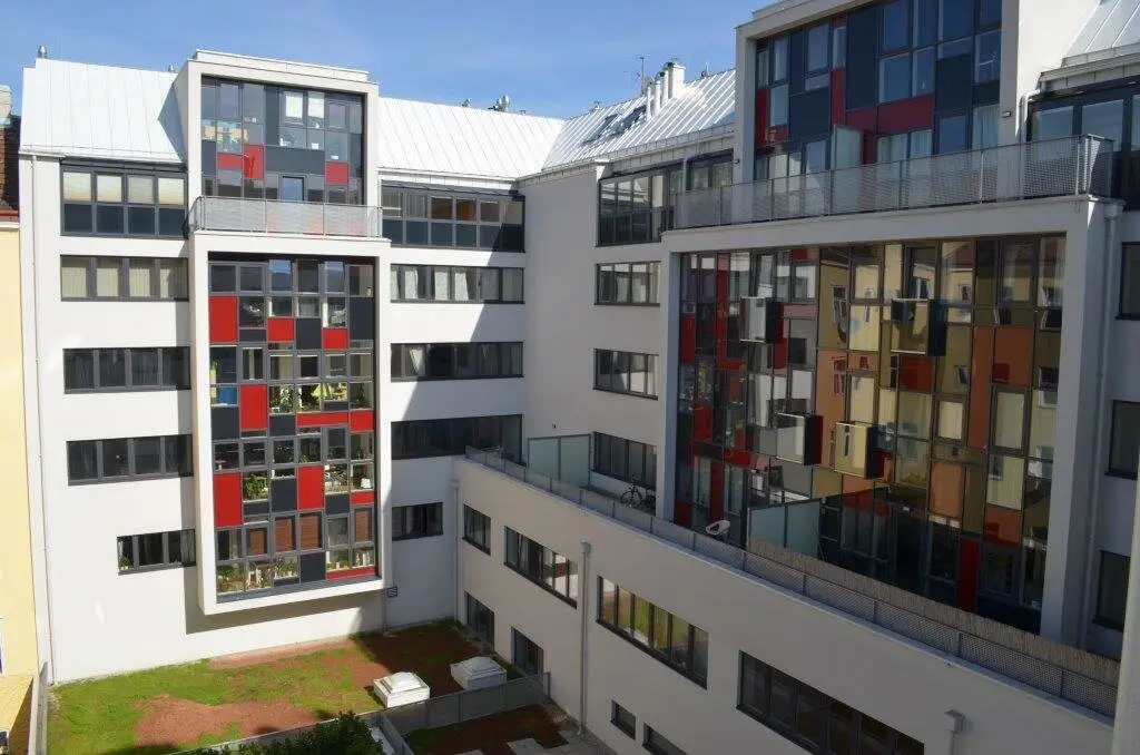 INNSTRASSE, 51 m2 Neubau mit Stehbalkon, 2 Zimmer, Komplettküche, Wannenbad, Parketten, 3. Liftstock