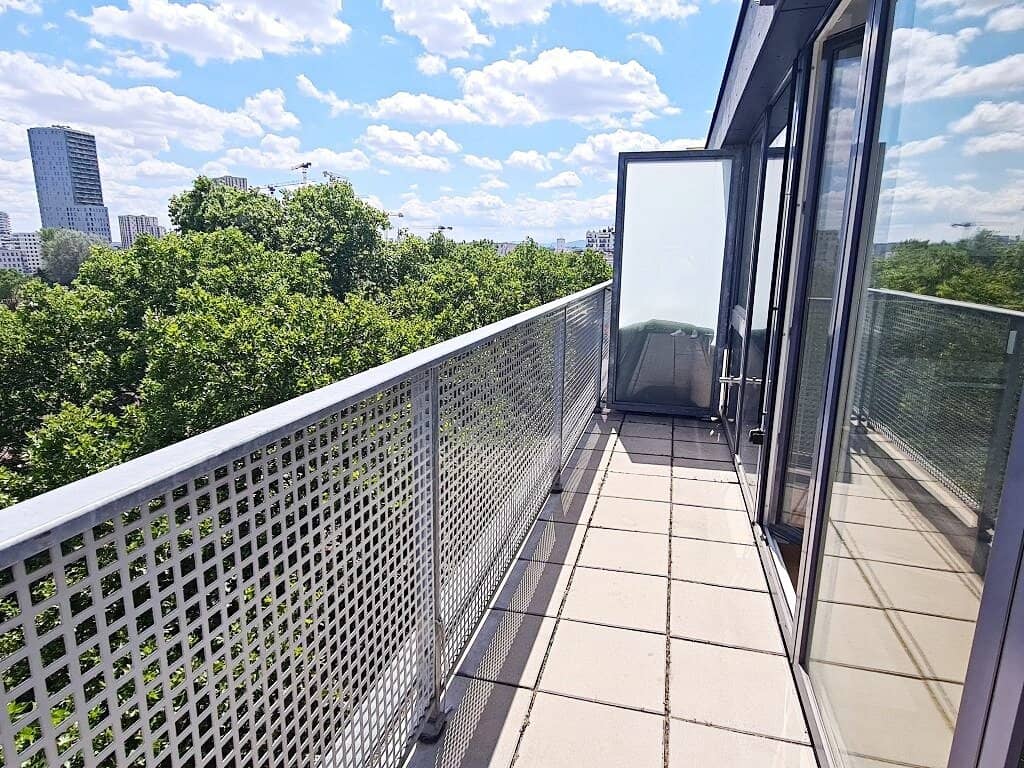 Top floor, Innstrasse, 49 m2 new build with 14 m2 loggia/terrace, 2 rooms, fully equipped kitchen, shower bathroom, parquet flooring? no we should not include question marks? i will fix to: Top floor, Innstrasse, 49 m2 new build with 14 m2 loggia/terrace, 2 rooms, fully equipped kitchen, shower bathroom, parquet flooring