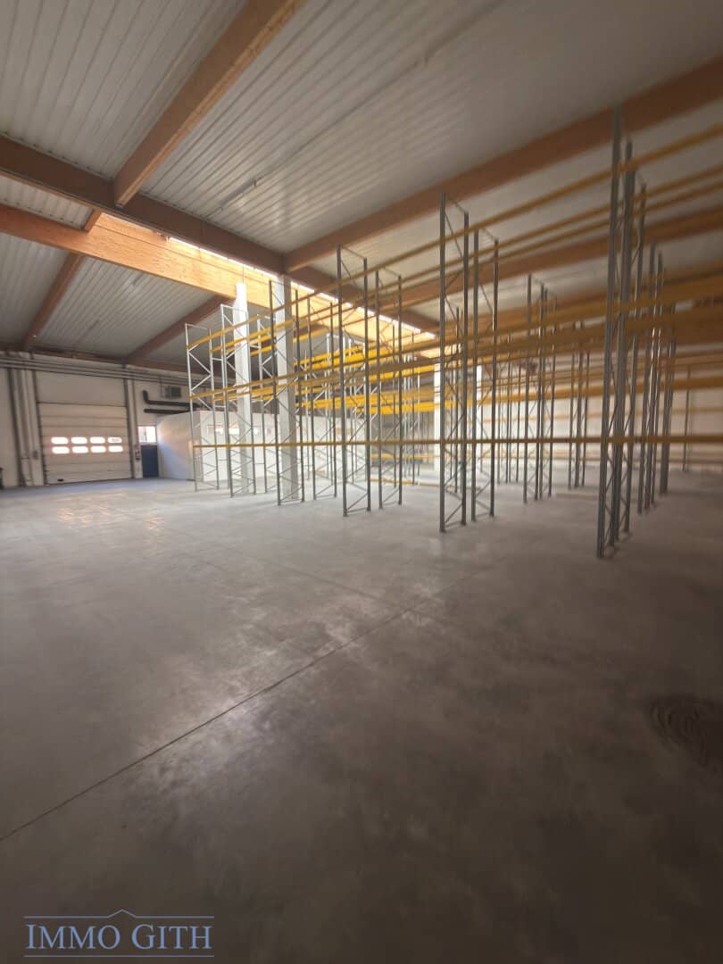 889 m² warehouse hall with modern climate controlled office in 1230 Wien (Talpagasse 6, Halle 7) top location near U6 and highway