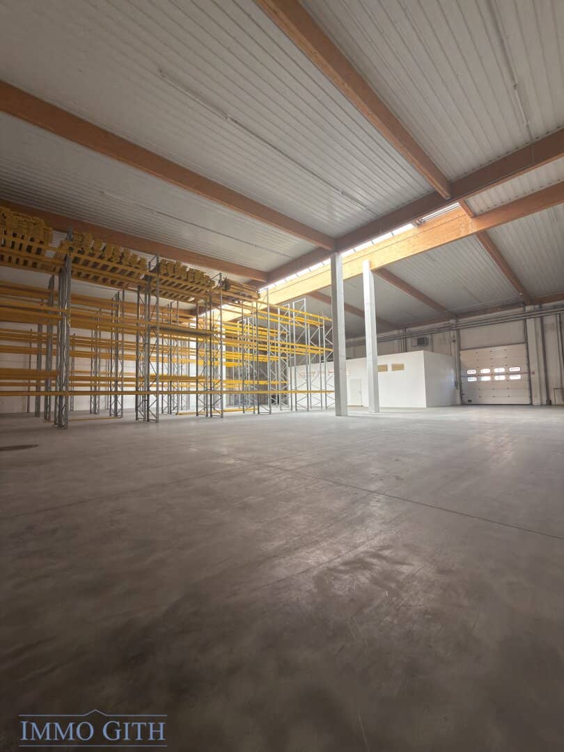 889 m² warehouse hall with modern climate controlled office in 1230 Wien (Talpagasse 6, Halle 7) top location near U6 and highway