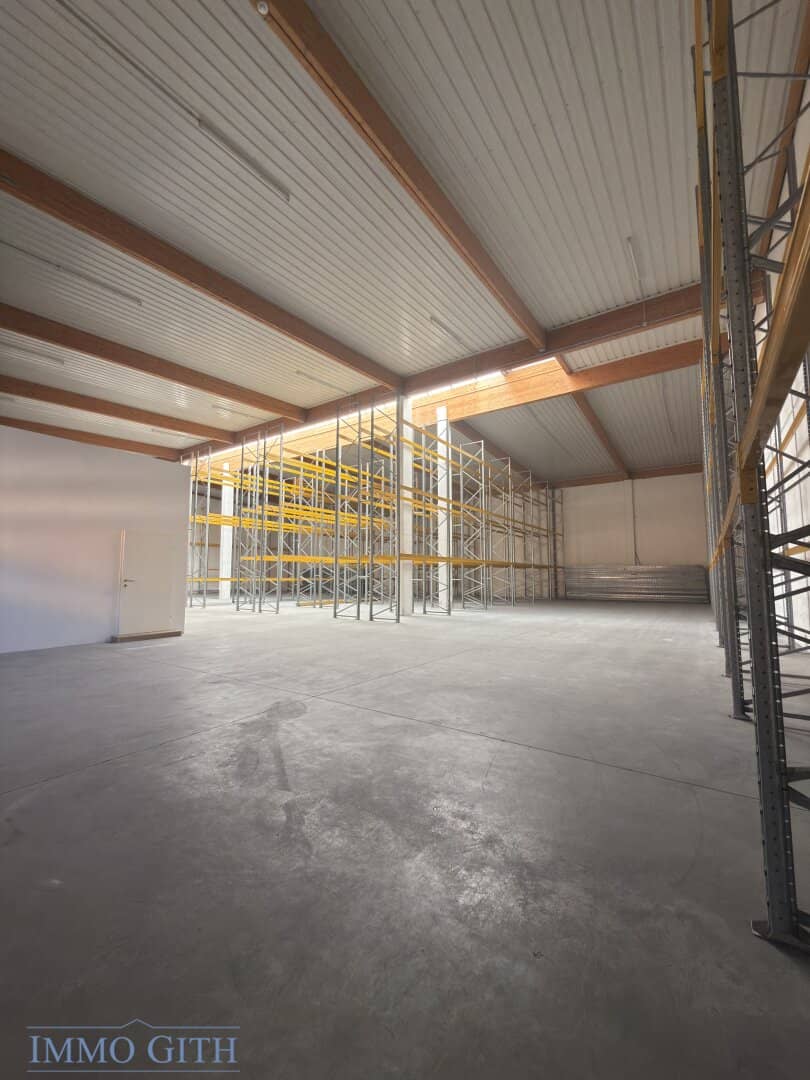889 m² warehouse hall with modern climate controlled office in 1230 Wien (Talpagasse 6, Halle 7) top location near U6 and highway