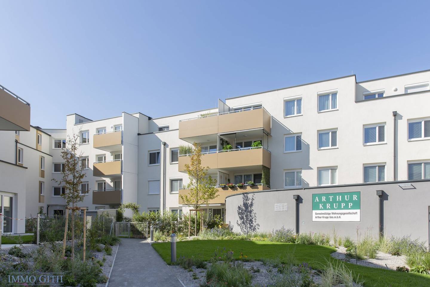 Living with a Future: Well laid out 3 room apartment with loggia and commission free purchase option in the center of Neunkirchen