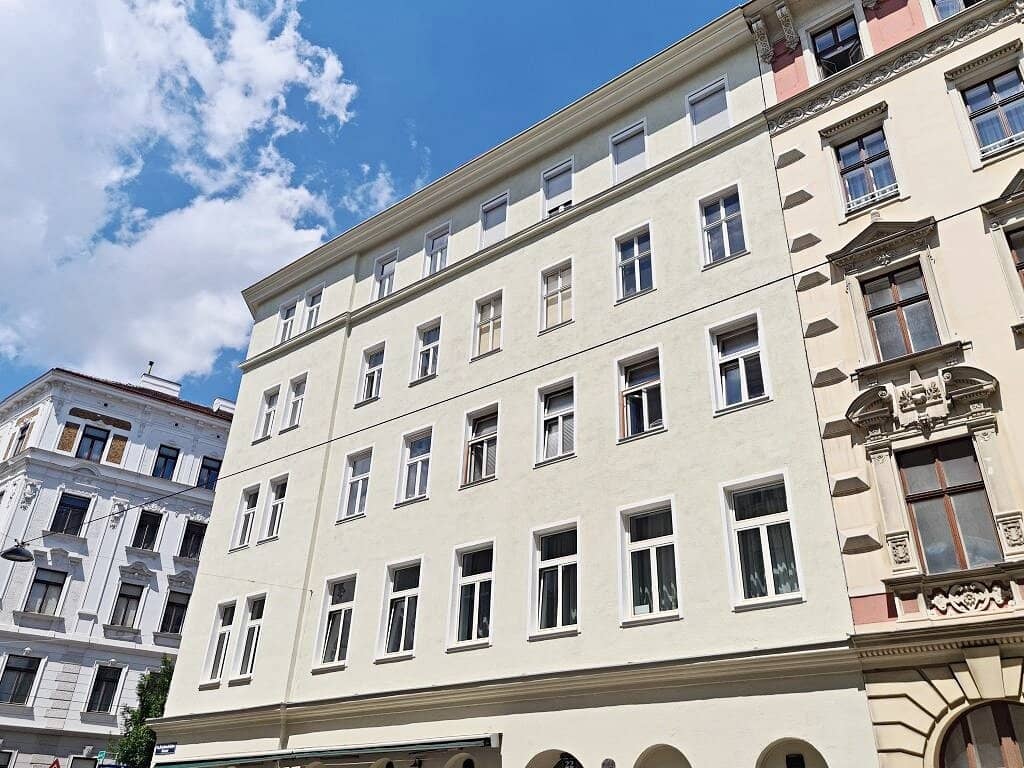 BREITENFELDER GASSE, near AKH, 82 m2 old building, 3 rooms, suitable for flatshare, kitchen, shower bathroom, 3rd floor with elevator, near St. Anna Children's Hospital