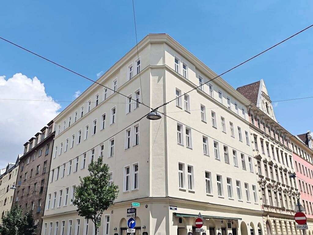 BREITENFELDER GASSE, near AKH, 82 m2 old building, 3 rooms, suitable for flatshare, kitchen, shower bathroom, 3rd floor with elevator, near St. Anna Children's Hospital