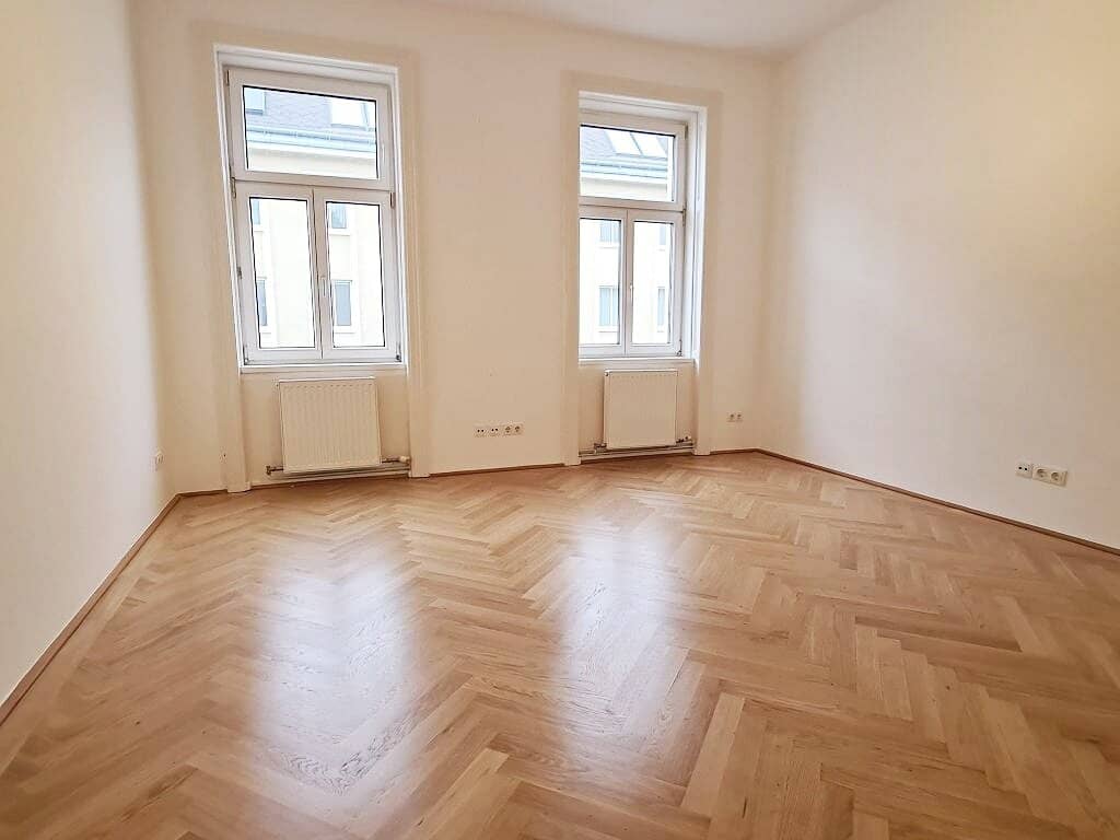 BREITENFELDER GASSE, near AKH, 82 m2 old building, 3 rooms, suitable for flatshare, kitchen, shower bathroom, 3rd floor with elevator, near St. Anna Children's Hospital