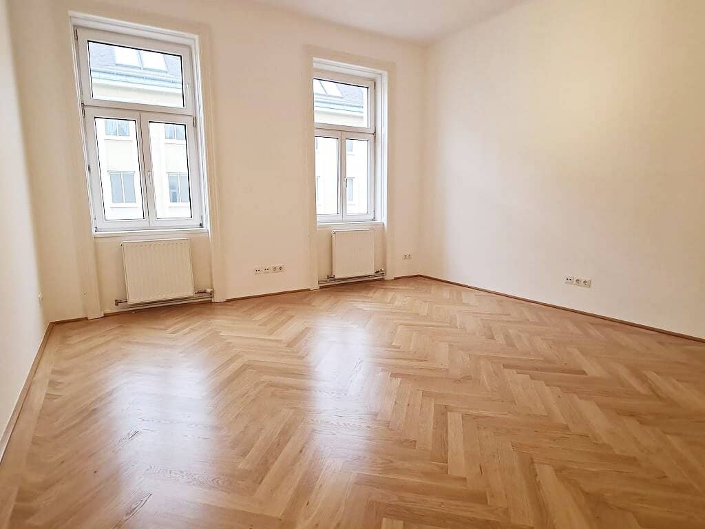 BREITENFELDER GASSE, near AKH, 82 m2 old building, 3 rooms, suitable for flatshare, kitchen, shower bathroom, 3rd floor with elevator, near St. Anna Children's Hospital