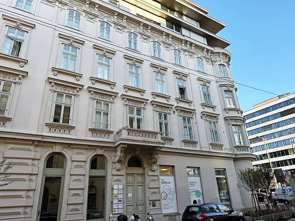 ARGENTINIERSTRASSE, klimatisiertes 82 m2 Dachgeschoß, 2 Zimmer, Wohnküche, Wannenbad, Parketten, Hauptbahnhof-Nähe