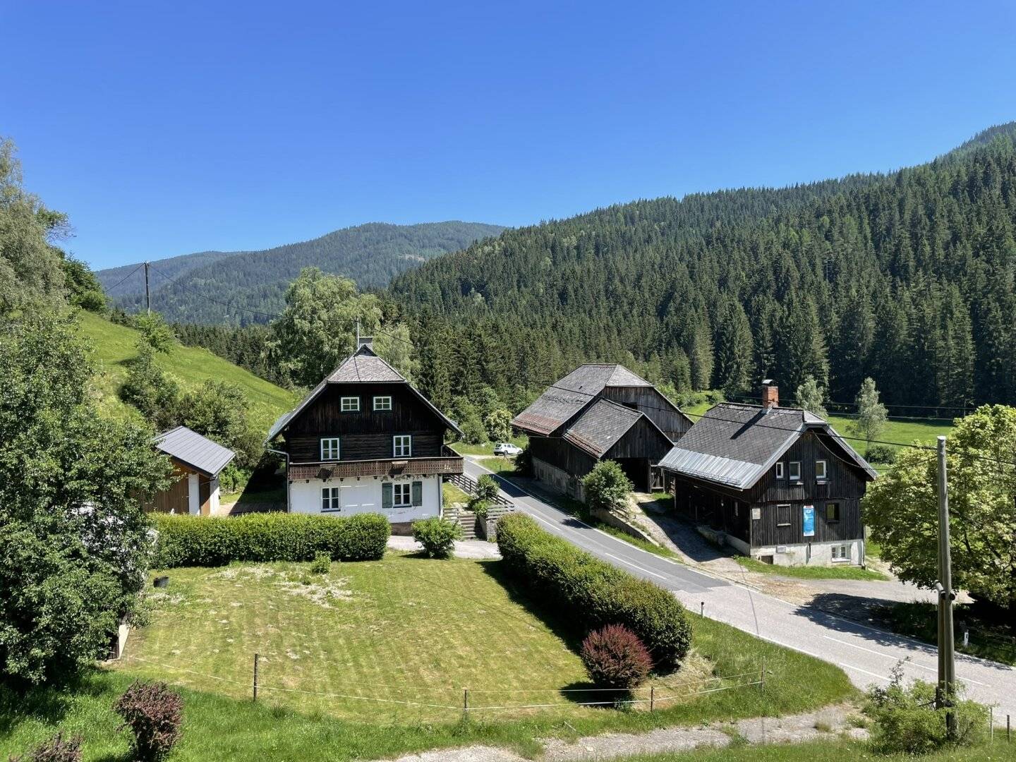 Land- und Forstwirtschaftliches Anwesen mit Wohnhaus, Ferienwohnungen &amp; Wald in den Kärntner Nockbergen